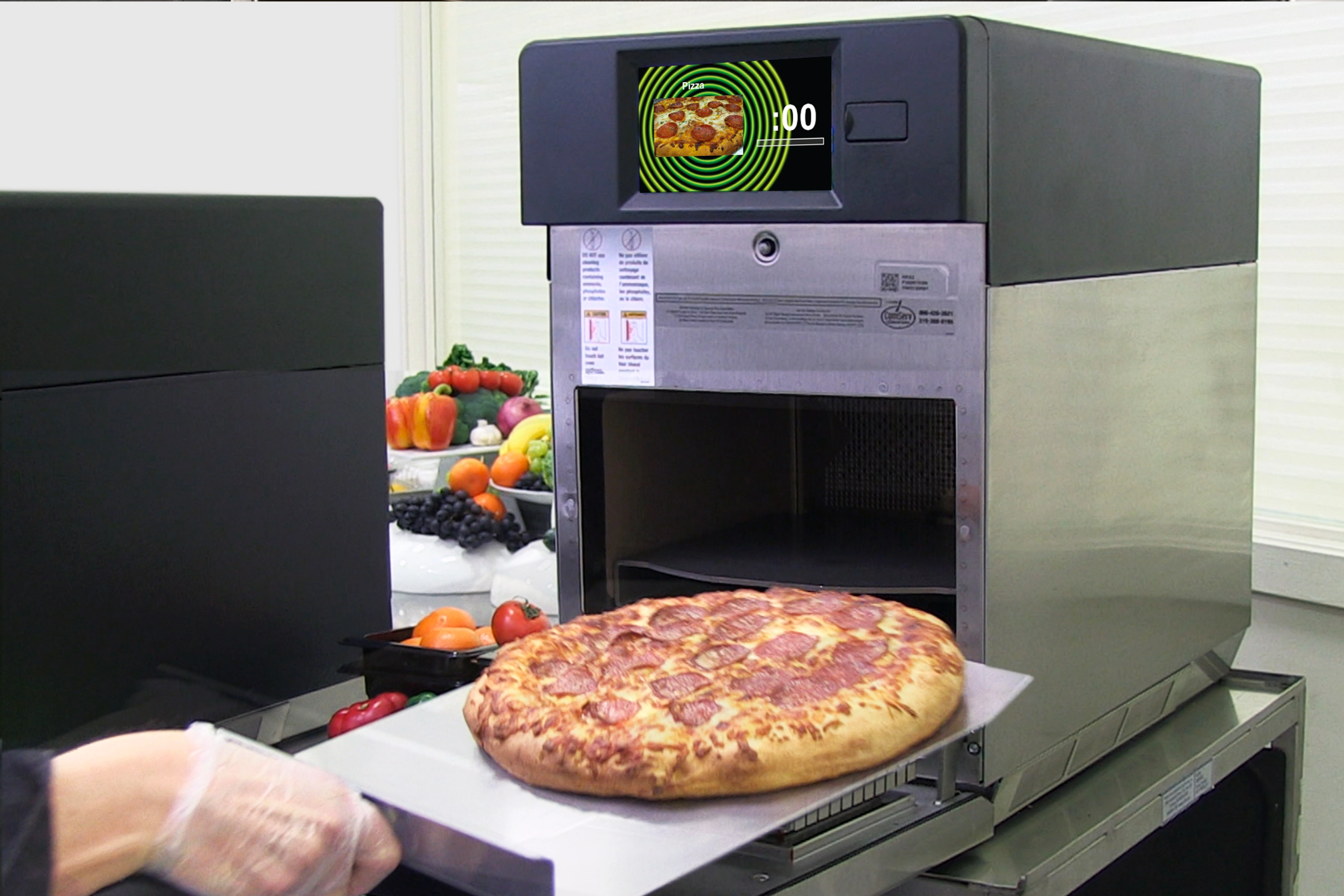 En pizza som tas ur en XpressChef Speed Oven, snabbugn