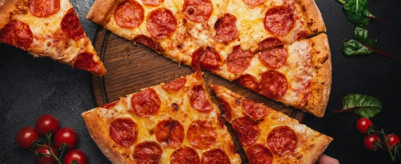 Närbild på en nybakad pizza