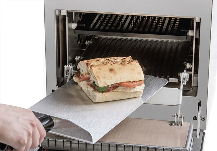 En närbild på en Panini som tas ur en XpressChef snabbugn