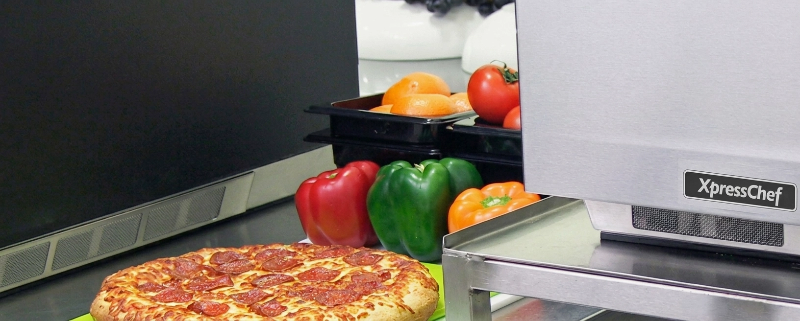 En n&auml;rbild p&aring; en snabbugn fr&aring;n Xpresschef. Ugnen &auml;r avsedd f&ouml;r professionellt bruk p&aring; restauranger och stork&ouml;k.